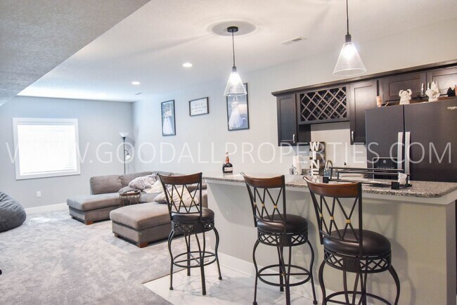 Foto del edificio - 5 Bedroom 3.5 bath 3 car attached garage, ...