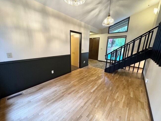 Foto del edificio - Mid century tri-level 4 bedrooms plus den/office huge yard