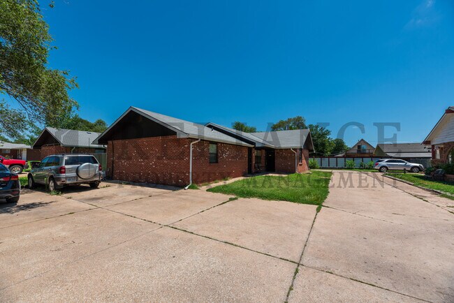 Building Photo - 1154 N Edwards