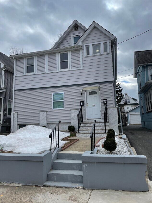 Primary Photo - 135 Duer St