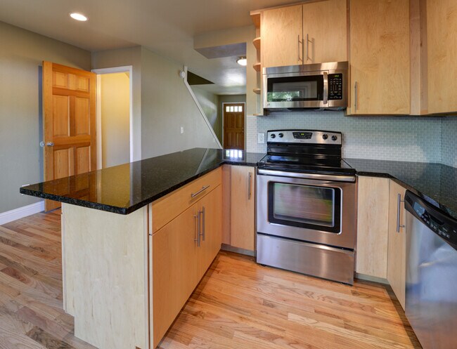 Building Photo - Updated 3 Bed 2.5 Bath North Boulder Townh...