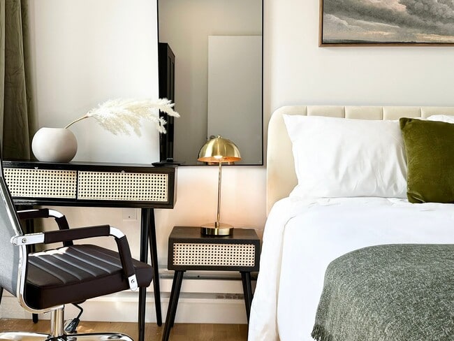 Building Photo - Furnished room/NOT APARTMENT
