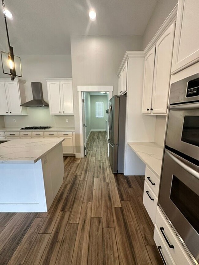 Foto del edificio - Beautiful Remodeled Cortina Home, 2310 sq ft, 4-bed, 2-bath home with a bonus den.