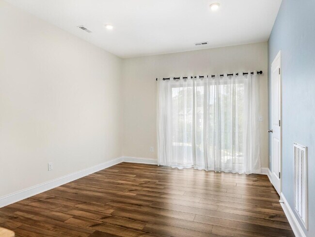 Foto del edificio - The Towns on Greenway! Two bedrooms. Two private baths, Half Bath. Greenway around the corner. Up...