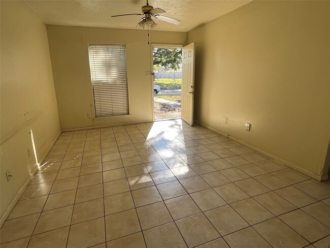 Foto del edificio - 9434 Tooley Dr