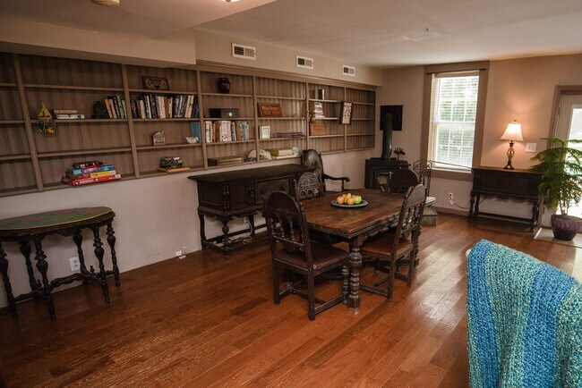 ¡Estantes de madera maciza! - 5277 Main St