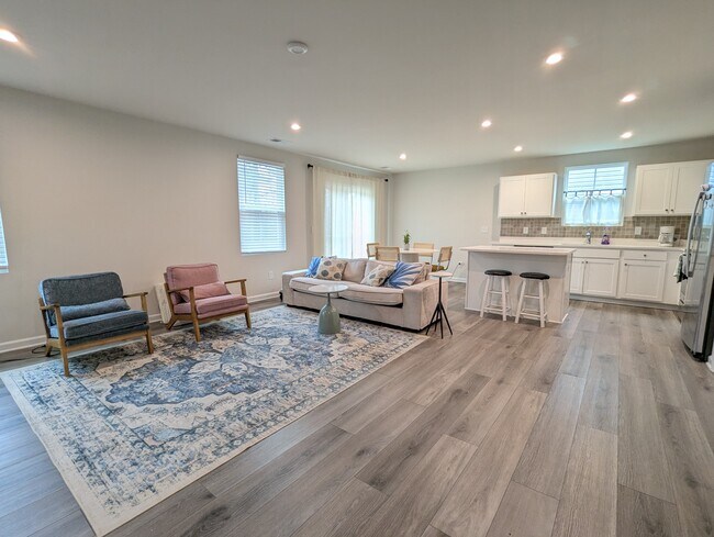 Building Photo - 916 Throckmorton Ct