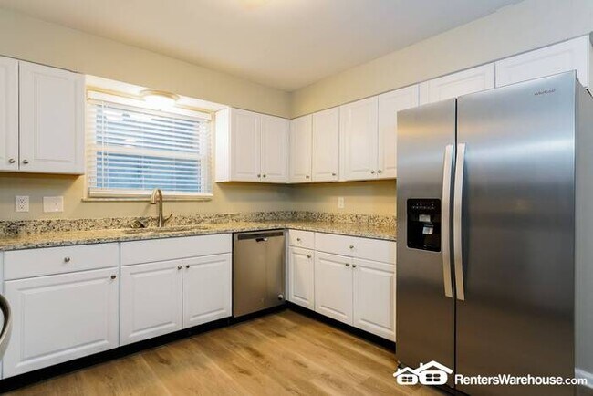 Building Photo - PRICE DROP!!! HUGE & Completely Renovated ...