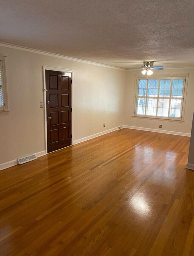 Building Photo - 1213 Deerwood St
