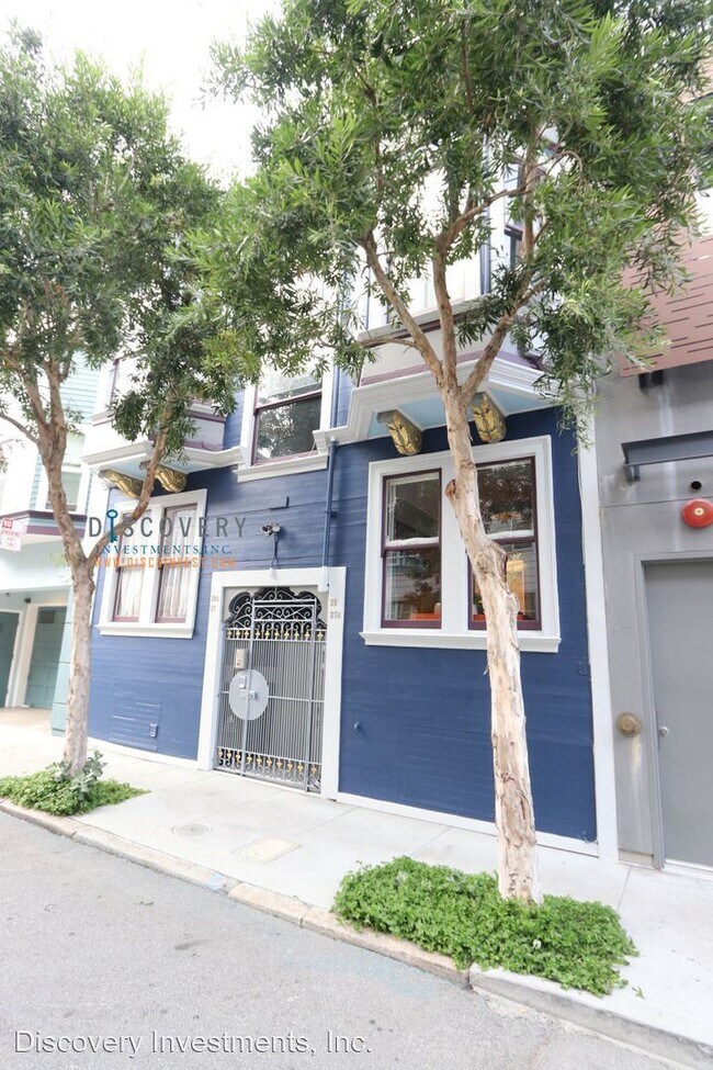 Building Photo - 2 br, 1 bath House - 39 Moss St. #A