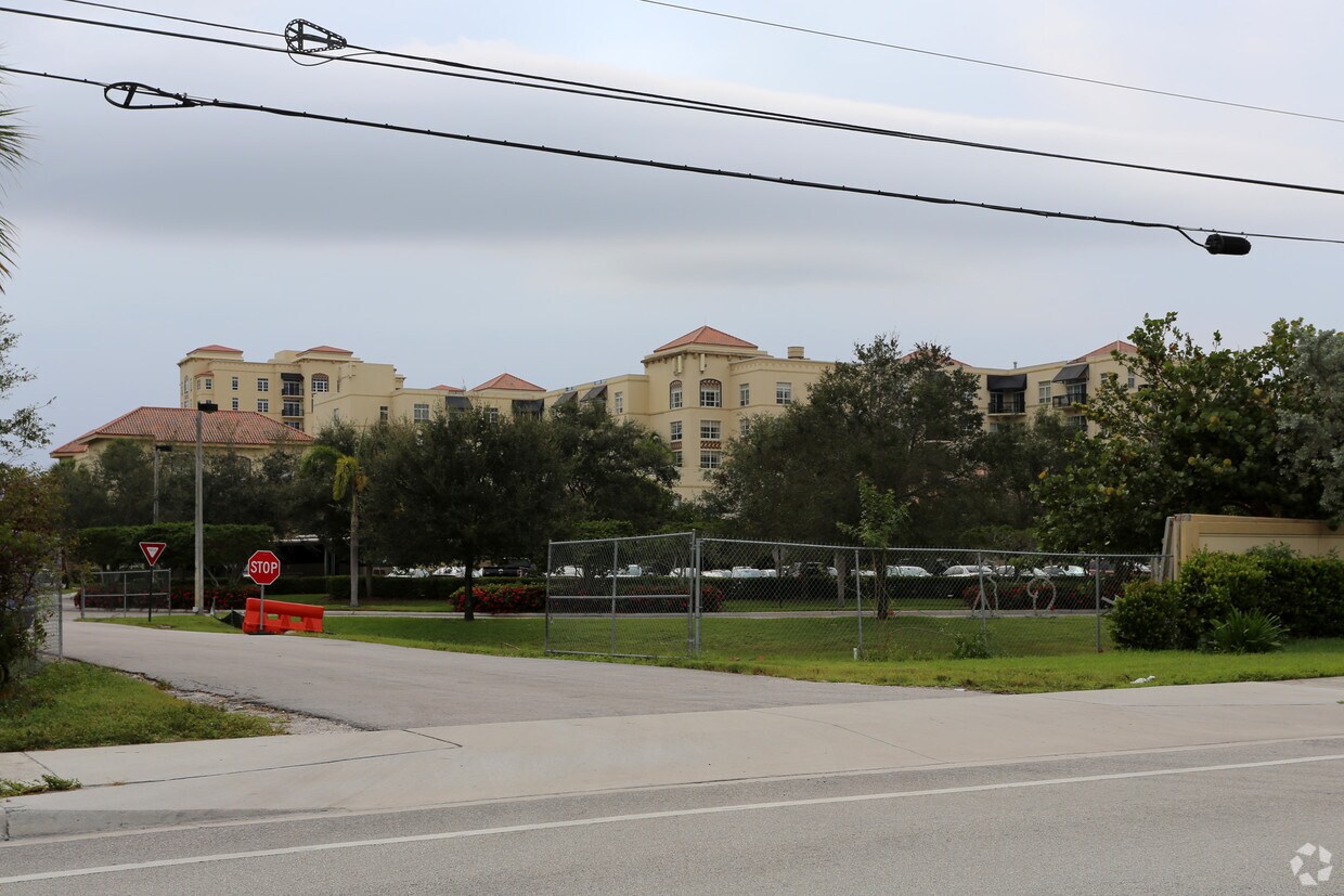 Building Photo - The Tradition of the Palm Beaches