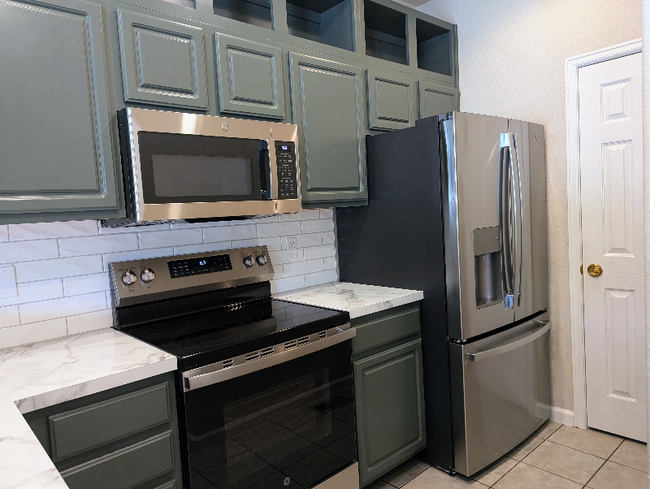 Building Photo - 2821 Willow Tree Ln