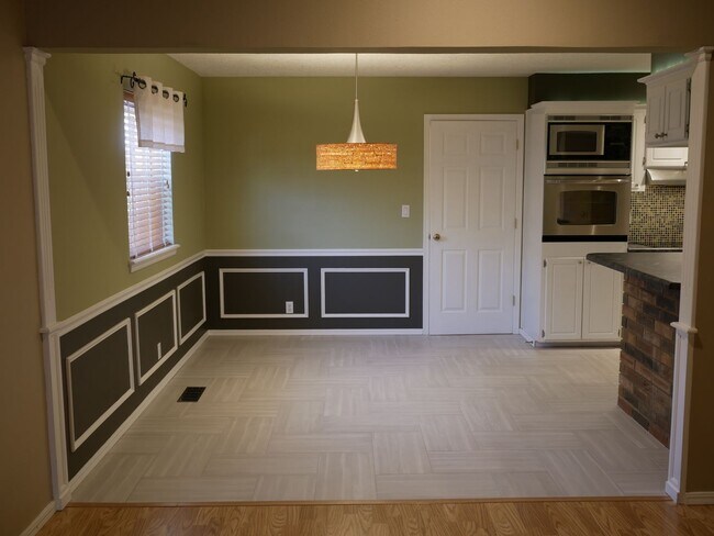 Building Photo - (3) Bed/(2) Bath East Norman. Custom Updat...