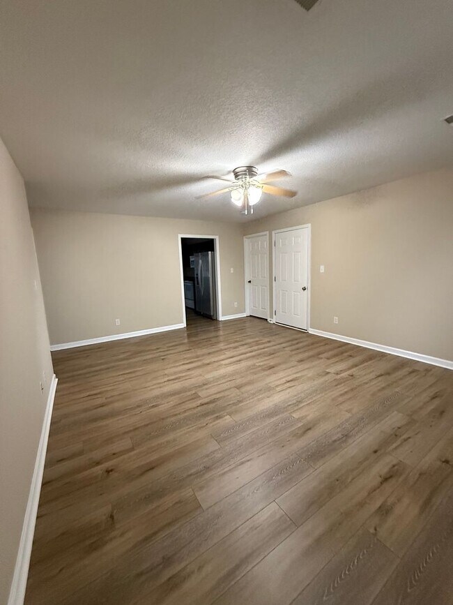 Building Photo - Great Home in Convenient Halls Location