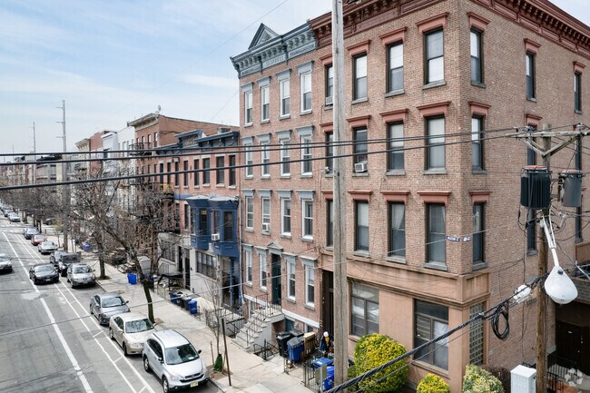 Building Photo - 420 Madison St