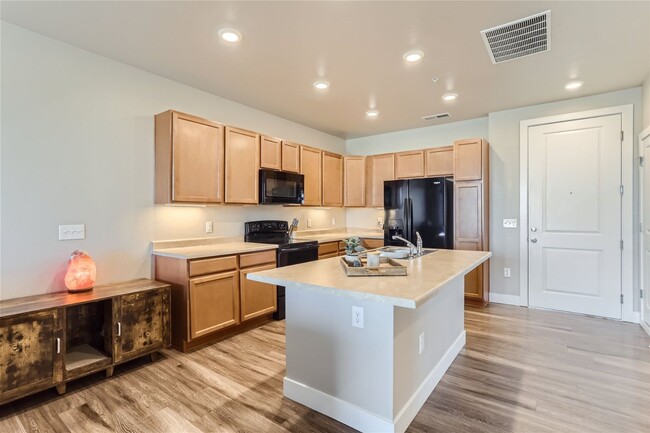 Building Photo - Newer Built 1 Bedroom 1 Bathroom Condo in ...