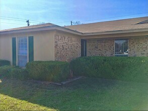 Building Photo - 209-211-211 W Gruver Cir