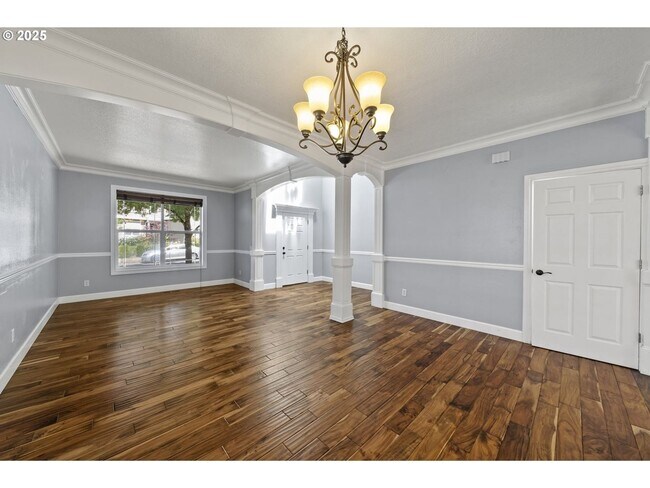 Foto del edificio - 3 levels, 7 bedrooms , lower level apartme...