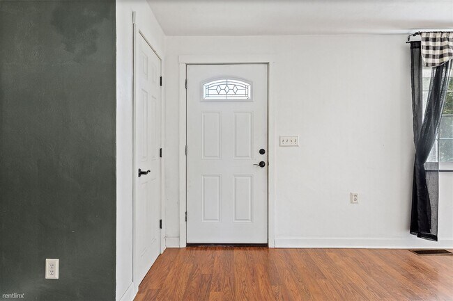 Foto del edificio - 3 br, 1 bath House - 2946 Sunny Drive