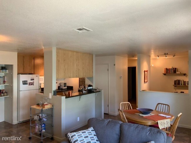 Building Photo - 1 br, 1 bath Apartment - 2730 Portage Bay E