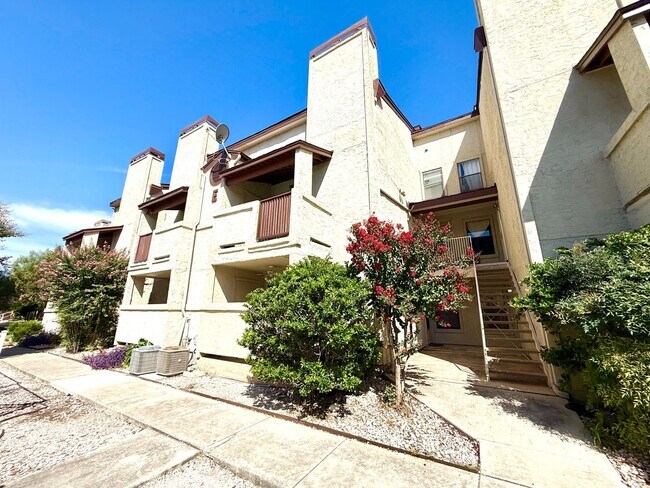 Foto del edificio - **APPLICATION RECEIVED** **MOVE-IN SPECIAL** MUST SEE! Charming Condominium in the Heart of the M...