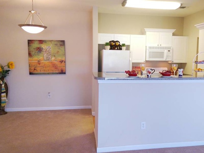 Dining Room and Breakfast Bar - Pine Lake