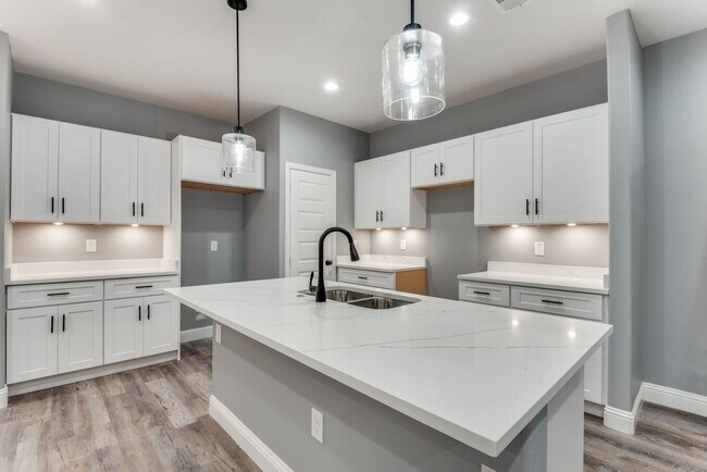 Foto del edificio - HALF OFF FIRST MONTH'S RENT! Brand new 4 B...