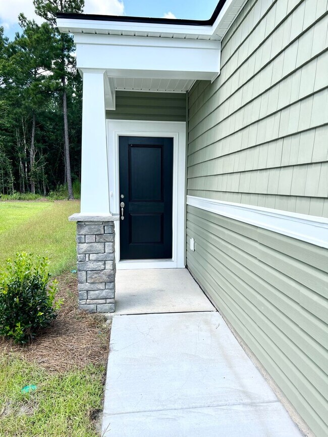 Building Photo - FOUR Bedrooms! SUPREME location! New & mov...