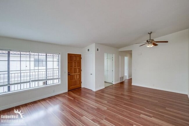 Building Photo - Beautiful 2Bdm 2Ba Condo in La Jolla Colon...