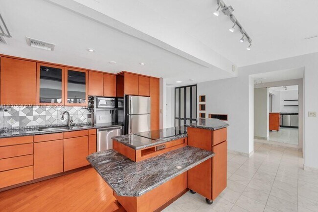 Foto del edificio - 2451 Brickell Ave
