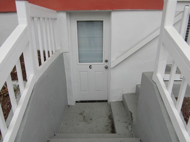 Building Photo - *SELF SHOW AVAILABILITY* 302 E Walnut #C