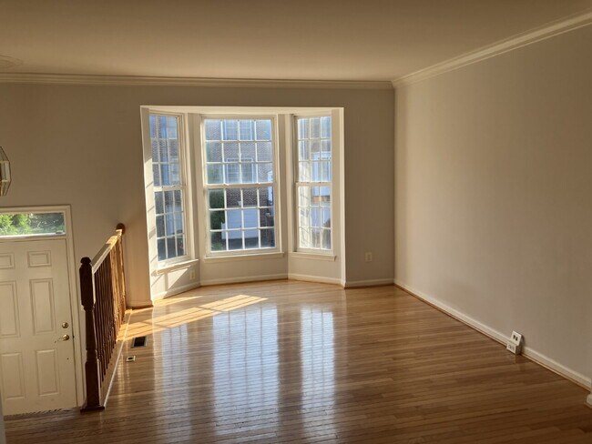 Foto del edificio - Elegant Gated Townhome with Sunroom Extension in Piedmont | 3 Bedrooms | 2 Full & 2 Half Baths