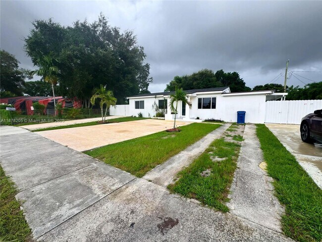 Foto del edificio - 3400 NW 173rd Terrace