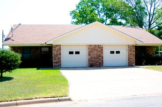 Building Photo - 111 Willow Ln