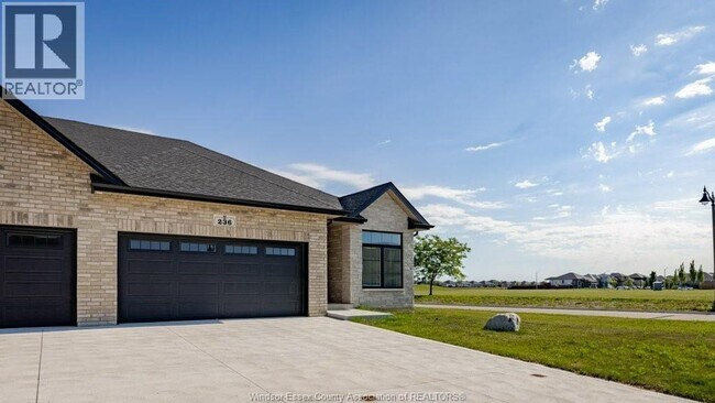 Photo du bâtiment - 236 McLellan Ave