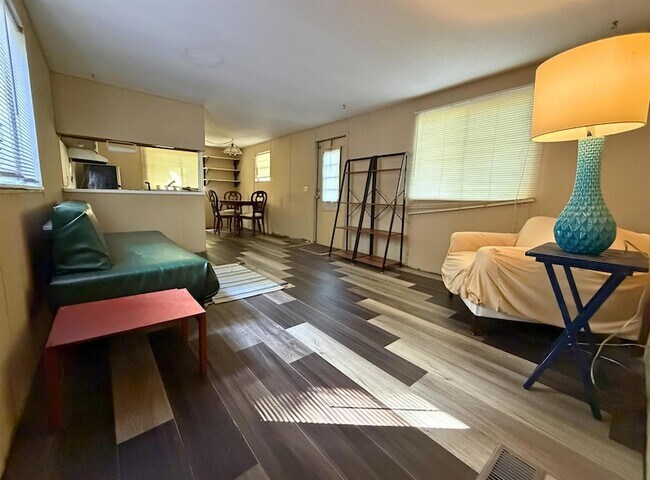 Foto del edificio - 1923 Sika Deer Dr