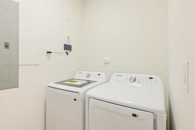 Foto del edificio - 3 bedroom in Miami FL 33150