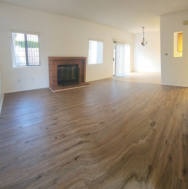 Building Photo - West End Ventura 3 bedroom townhome with attached garage and spacious yard