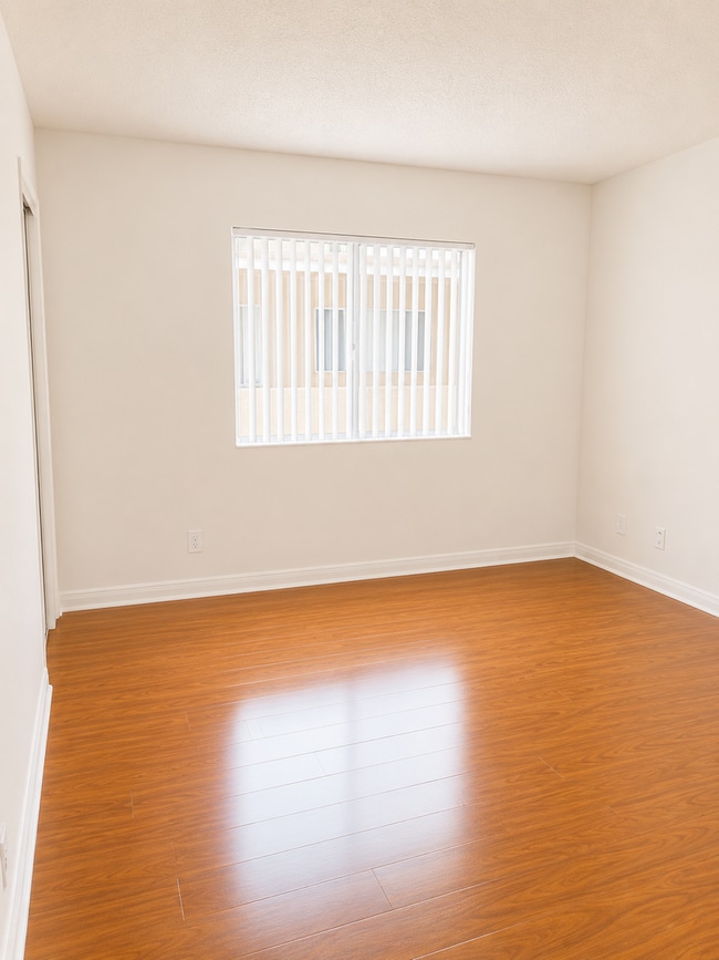 Interior Photo - 15020 Burbank Blvd