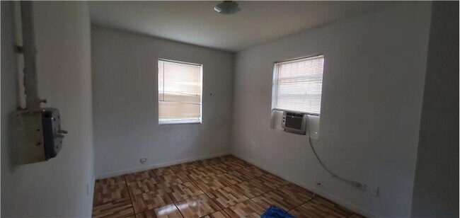 Foto del edificio - 562 NW 13th St