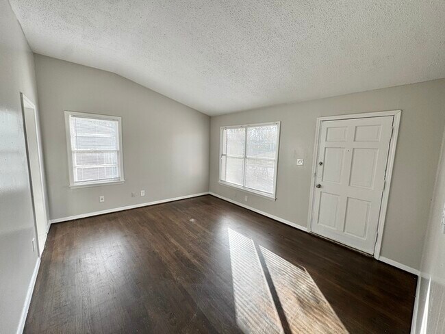 Building Photo - 3462 Mark Twain St