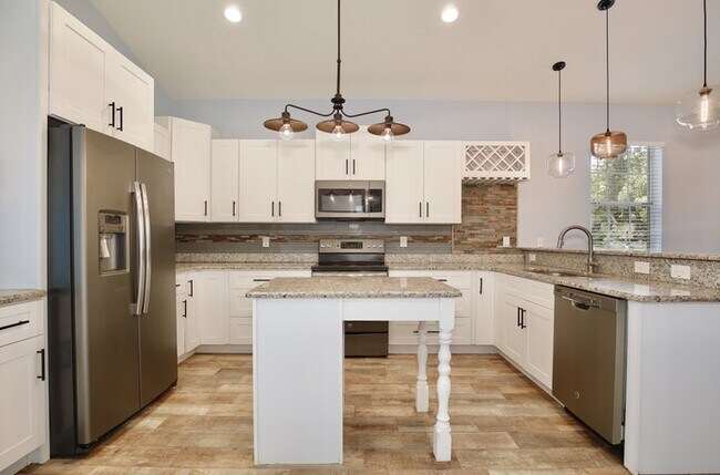 Foto del edificio - Beautiful 4/2 Spacious Home with a Large B...