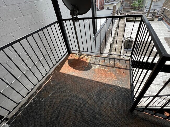 Building Photo - 1707 W Chicago Ave