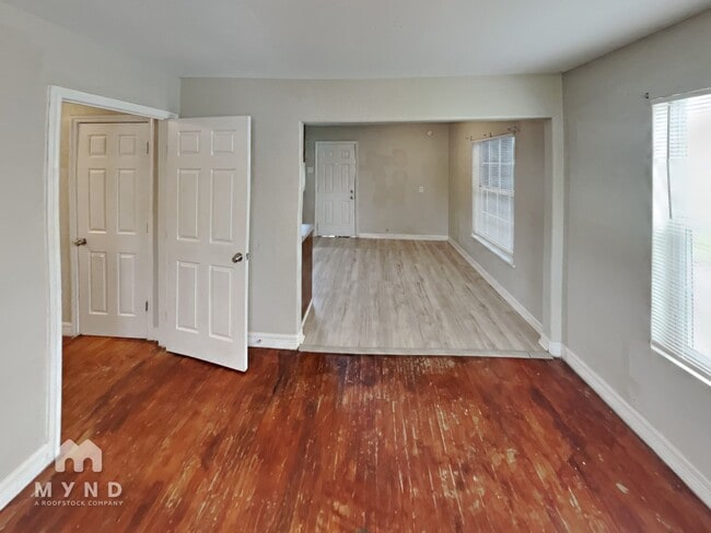 Foto del edificio - 4925 Merrimac St