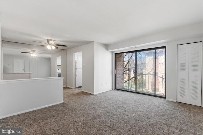 Foto del edificio - 8030-8000 Ditman St