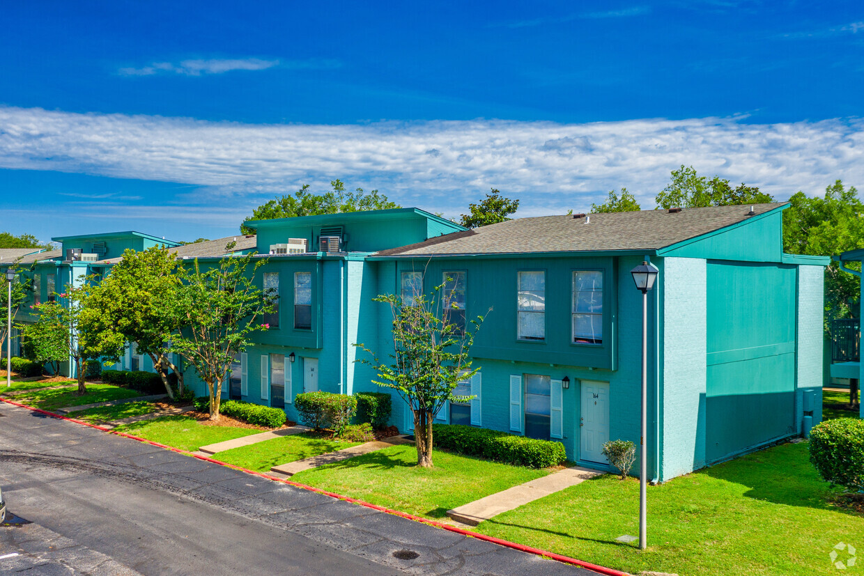 Primary Photo - Fort Bayou Apartments