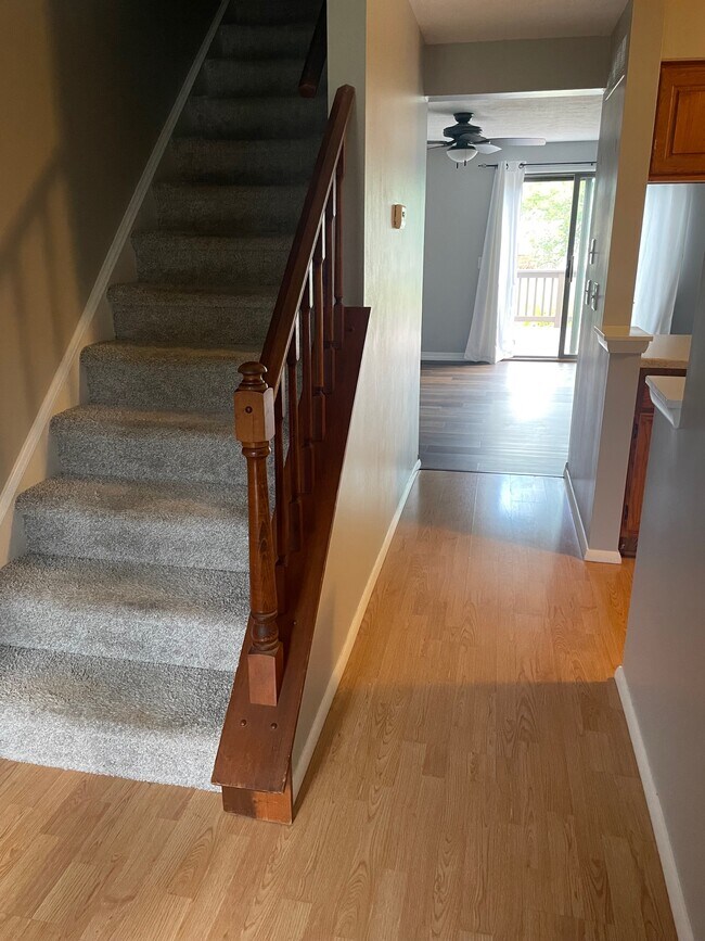 Front entryway - 92 Devonshire Cir