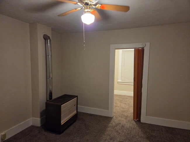 Building Photo - 553 Penora St