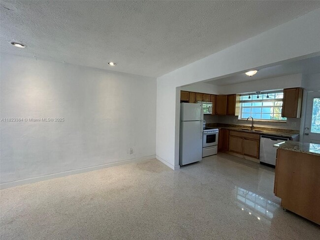 Building Photo - 4900 SW 28th Terrace