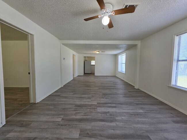 Foto del edificio - 3 bedroom home in Shawnee!